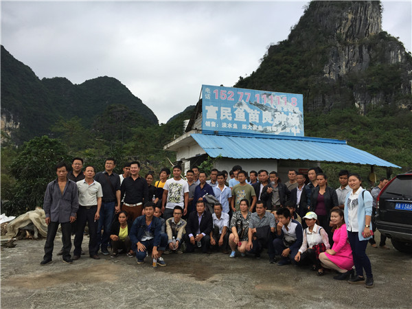 安龍縣養(yǎng)殖班學(xué)院來(lái)我場(chǎng)學(xué)習(xí)參觀